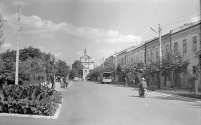 rynek - widok zabudowy z kościołem, skan 1