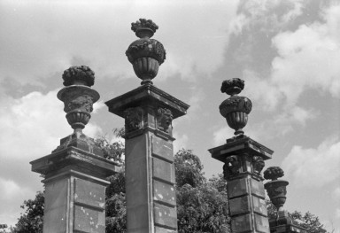 pl. Krasińskich - fragment bramy, skan 1