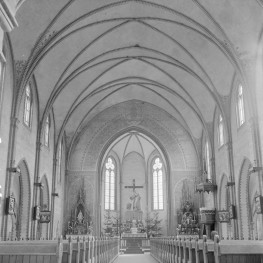 kościół parafialny pw. św. Franciszka z Asyżu - wnętrze: widok na ołtarz główny, skan 1