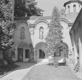 klasztor Franciszkanów - kaplica św. Krzyża i krużganek, dziedziniec, skan 1