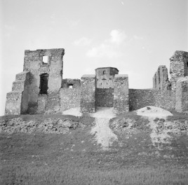 zamek biskupi - elewacja płd. ruiny, skan 1