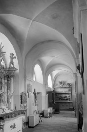 kościół pw. Narodzenia Najświętszej Maryi Panny i św. Michała Archanioła - wnętrze - nawa boczna południowa /prawa/ - fragment z nagrobkiem St. Zbąskiego, skan 1