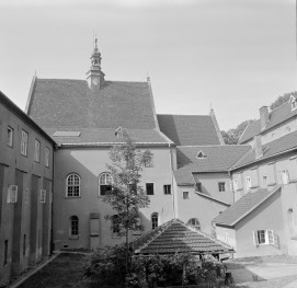 klasztor ss. Mniszek Benedyktynek - wirydarz i elewacja kościoła od strony północnej, skan 1