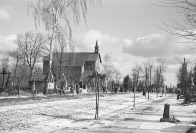 Kościół św. Wincentego (cmentarz bródnowski) - widok do strony ulicy., skan 1