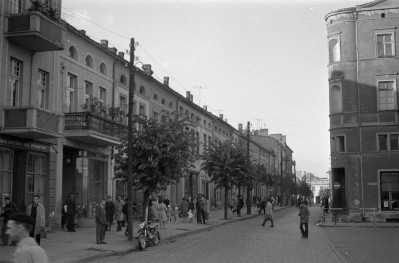 rynek - fragment zabudowy, wieża ratuszowa, skan 1