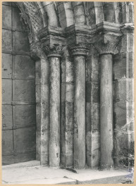 Zespół opactwa cystersów - portal główny kościoła, widok na kolumienki po prawej stronie , skan 1