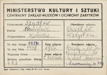 Kościół parafialny  - widok na kamienne rzeźby przy płd. elewacji kościoła - metryczka , skan 1