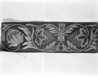 klasztor Benedyktynek - zbiory - materiał z haftem - fragment, skan 1