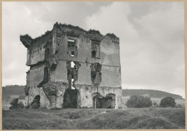 Ruiny zamku biskupów krakowskich - fragment,  widok od strony płd.- wsch., skan 1