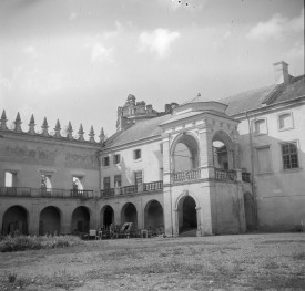 zamek - dziedziniec, skan 1