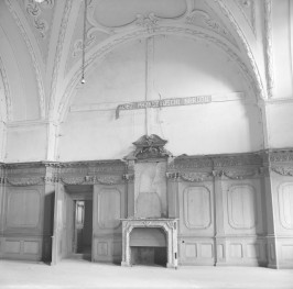 opactwo Cystersów - klasztor - sala na I p. - fragment z kominkiem, skan 1