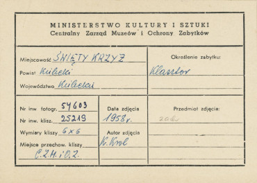 Zespół klasztorny na Świętym Krzyżu - zach. skrzydło klasztoru, widok od strony zach.   - metryczka     , skan 1
