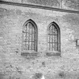 zespół klasztorny dominikanów, kościół pw. Najświętszej Marii Panny, obecnie galeria sztuki EL - elewacja południowa, okno, skan 1