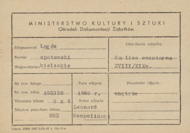 Kaplica cmentarna - wnętrze, widok na ołtarz - metryczka


, skan 1