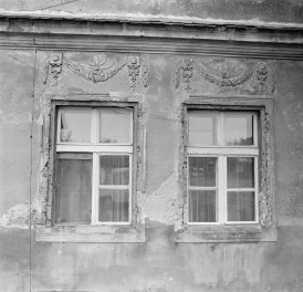 pałac (początek XIX w.) - obramienia okienne, skan 1