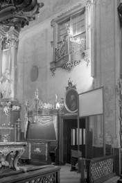 kościół, ob. parafialny pw. św. Ludwika, dawny klasztor popauliński - wnętrze: fragment prezbiterium, skan 1