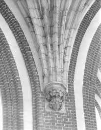 kościół pw. Najświętszej Marii Panny Na Piasku - wnętrze: spływ żeber sklepienia i wspornik, skan 1