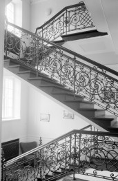 Zespół pałacowo parkowy -  Pałac: prawa oficyna. Klatka schodowa. Bogato zdobiona balustrada., skan 1