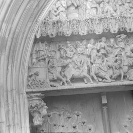 kościół pw. śś. Piotra i Pawła - elewacja frontowa - portal główny - tympanon - fragment lewy, skan 1