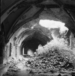 Zespół pobernardyński - zniszczony krużganek. Sklepienie krzyżowo - żebrowe. gruzowisko., skan 1