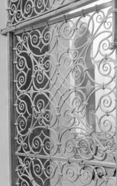 Katedra pw. Wniebowzięcia Najświętszej Marii Panny - wnętrze, ściana południowa portal, fragment kraty od strony kaplicy, skan 1
