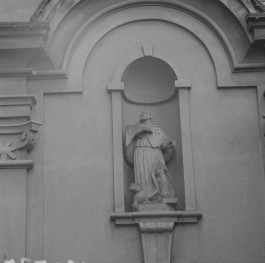 kościół św. Józefa - krużganki: figura św. Jakuba w niszy, skan 1