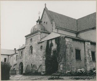 Zespół klasztorny - widok na fragment klasztoru i kościoła, skan 1
