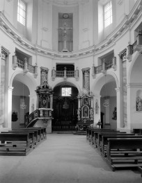 kościół kolegiacki pw. św. Józefa - wnętrze: widok na prezbiterium, skan 1