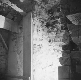 kościół nawiedzenia NMP - podziemie, prace przy filarach, skan 1