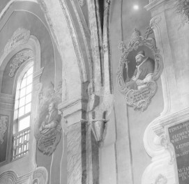 rynek - dom nr 2  - elewacja frontowa - obramowanie okna z XVIII wieku, skan 1