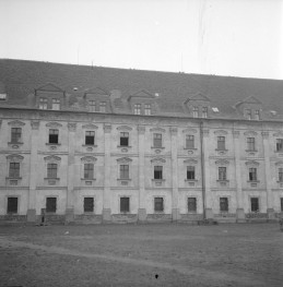klasztor norbertanek, ob. Dom Pomocy Społecznej dla Dzieci - elewacja boczna, skan 1