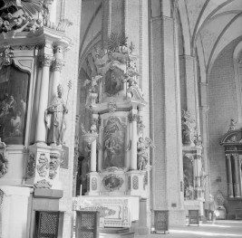 kościół pw. Wniebowzięcia Najświętszej Maryi Panny - wnętrze - nawa gółwna - ołtarz boczny Świętej Rodziny , skan 1