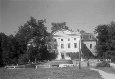 pałac - widok ogólny front, skan 1