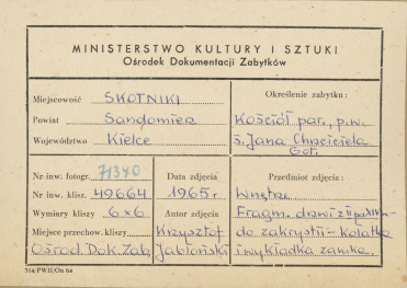 Kościół parafialny - fragment drzwi z prezbiterium do zakrystii z kołatką i łańcuchem - metryczka , skan 1