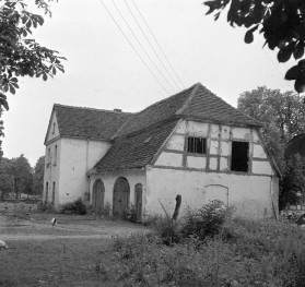 zespół dworski - budynek gospodarczy, elewacja boczna, skan 1