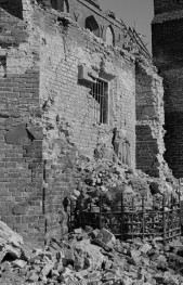 Ruiny kościoła Nawiedzenia Najświętszej Marii Panny - fragment zrujnowanej ściany z widocznymi uszkodzonymi rzeźbami., skan 1