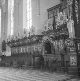 klasztor Bożogrobowców - kościół pw. Ducha Świętego - wnętrze - prezbiterium - stalle, skan 1