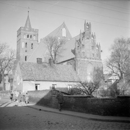 kościół parafialny pw. św. Katarzyny, XIII-XIV w. - fragment elewacji wschodniej i wieża, skan 1