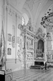 Kościół Wniebowzięcia Najświętszej Maryi Panny - wnętrze: nawa boczna z ołtarzem i nagrobkiem Anny i Pawła Uchańskich., skan 1