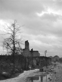 Zniszczona zabudowa miejska. Ruiny., skan 1