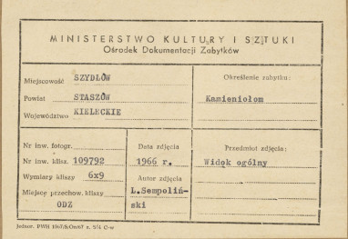 Widok na kamieniołom, w tle fragment płd. i zach. elewacji kościoła filialnego - metryczka, skan 1