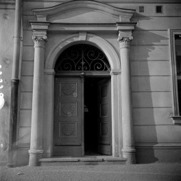 kamienica - elewacja frontowa, portal, skan 1