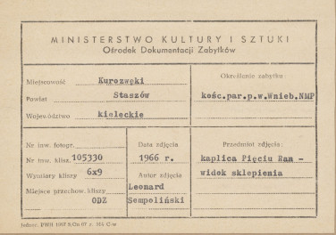 Kościół parafialny - wnętrze, widok na sklepienie kopuły - metryczka, skan 1