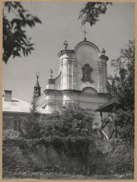 Zespół klasztorny - widok górnej części fasady kościoła 

 , skan 1