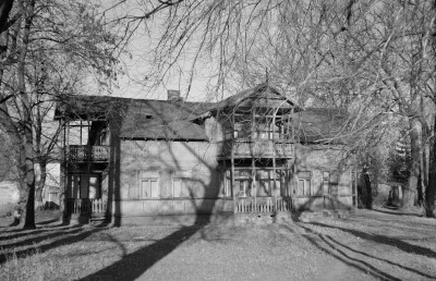 Willa - elewacja oszlaowana, widok ogólny., skan 1