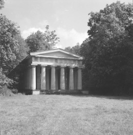 Zespół pałacowo - parkowy - Świątynia Dorycka - elewacja frontowa, skan 1