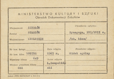 Synagoga - widok ogólny od strony płd.  wraz z ruinami przyległego budynku - metryczka, skan 1