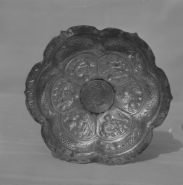 kościół pw. św. Jakuba Apostoła i św. Agnieszki, Dziewicy i Męczennicy - zbiory - kielich z 1690 roku - fragment - stopa /spód/, skan 1