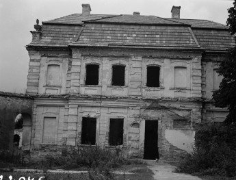 pałac Łosiów - elewacja od dziedzińca, strona lewa, skan 1