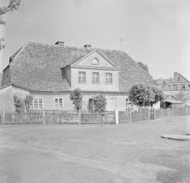 dwór - elewacja frontowa, skan 1